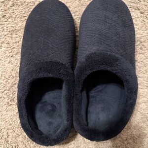 Isotoner Women’s Black Slippers size 9.5-10